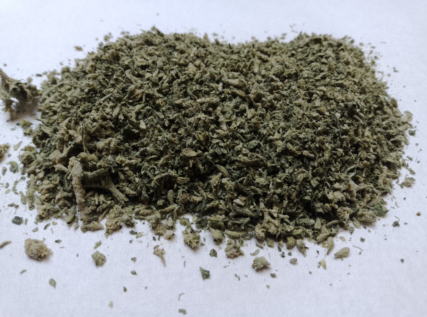 "Trim de Fleur de chanvre CBG Green Haze, qualité outdoor, culture sol vivant, en conversion vers le bio, cultivé en Bretagne"