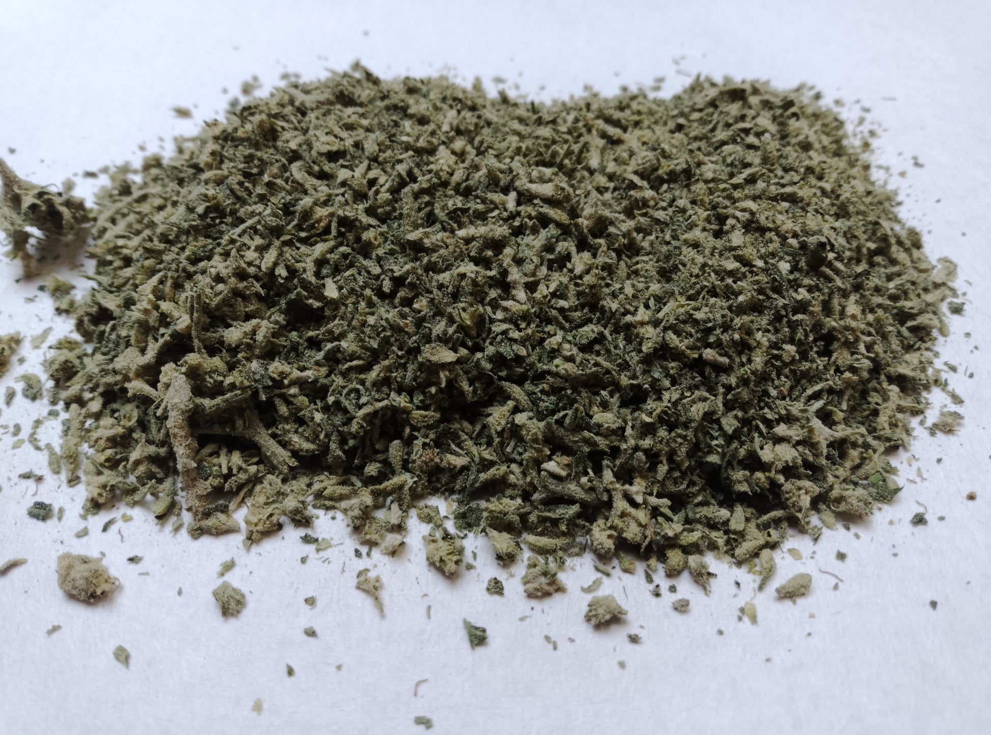 "Trim de Fleur de chanvre CBG Green Haze, qualité outdoor, culture sol vivant, en conversion vers le bio, cultivé en Bretagne"